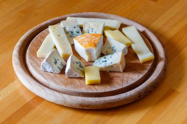 Tahta masada farklı peynirler bulunan peynir tabağı.