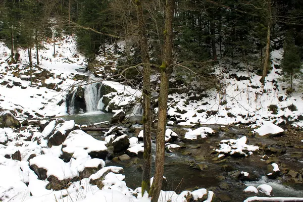 Cascada de invierno de los Cárpatos — Foto de Stock