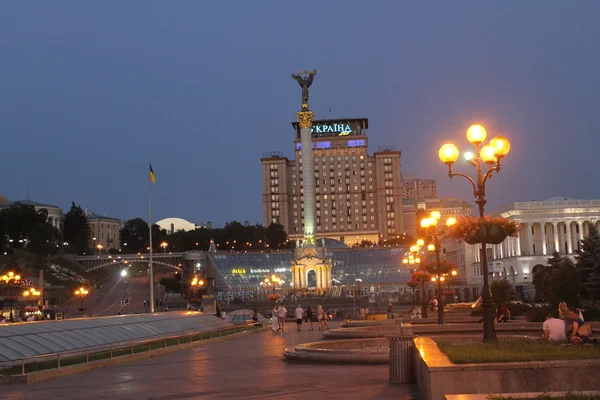 夜キエフの独立広場 — ストック写真