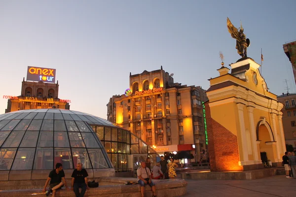 Praça da independência em Kiev à noite — Fotografia de Stock