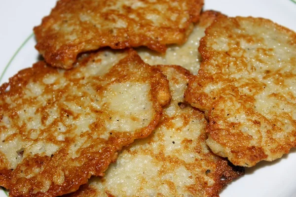 Oekraïense schotel Aardappelpannenkoekjes — Stockfoto