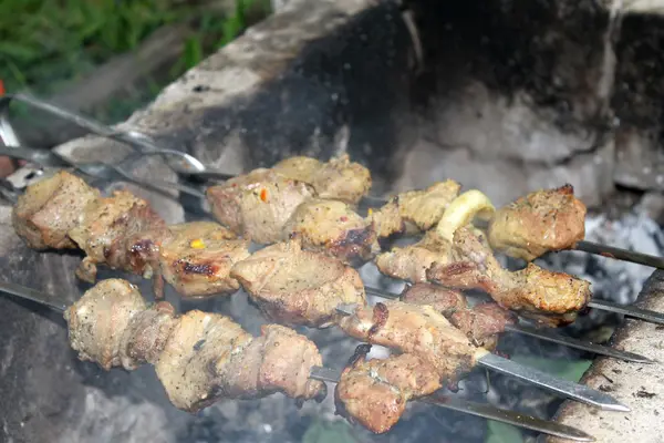 Carne de porco shish kebab em espetos — Fotografia de Stock