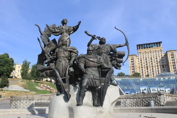 Monumento a los fundadores de Kiev en la Plaza de la Independencia — Foto de Stock