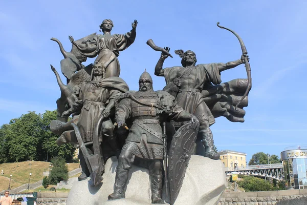 Monument aan de stichters van Kiev op onafhankelijkheid vierkante — Stockfoto