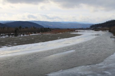 Karpat Dağlarındaki Nehir