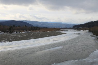 Karpat Dağlarındaki Nehir