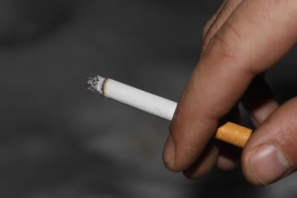 Cigarro na mão — Fotografia de Stock