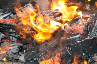 Yangın. ahşap yakma