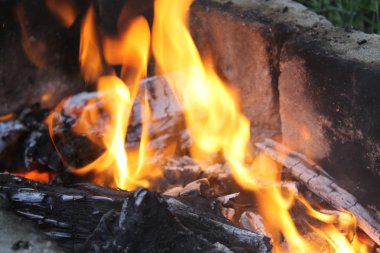 Yangın. ahşap yakma