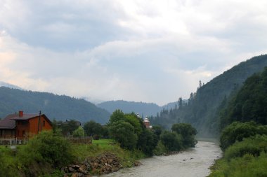 Karpat Dağlarındaki Nehir