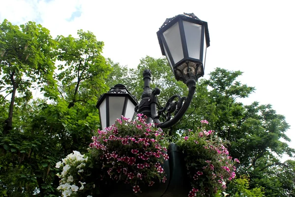 Lanterna de rua com canteiro de flores em Odessa — Fotografia de Stock