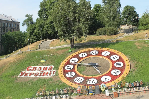 Flower clocks in Kiev — Stock Photo, Image