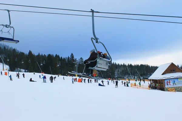 Skiërs op skilift in de Karpaten — Stockfoto