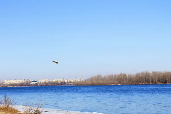 Helicóptero sobre o rio — Fotografia de Stock