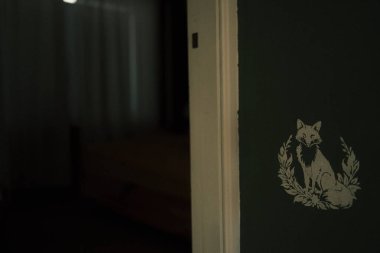 Kapıda beyaz köpek