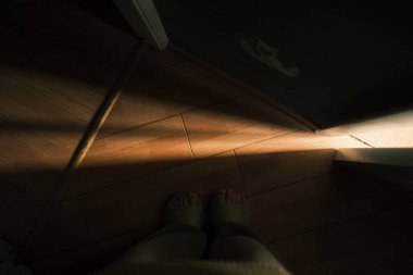 Bir adam yerde oturuyor.