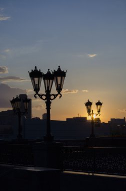 Şehirde günbatımı