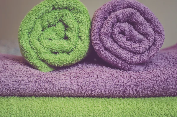 Katlanmış ve haddelenmiş otel havlu