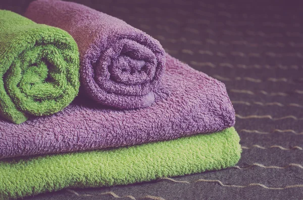 Katlanmış ve haddelenmiş otel havlu