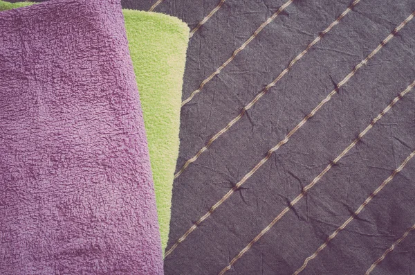 Vikta handdukar på en säng — Stockfoto