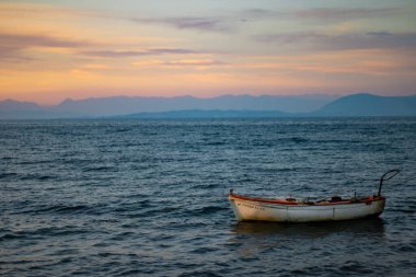 Yalnız kayık huzur içinde suda.