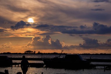 Güzel gökyüzünde siluet.