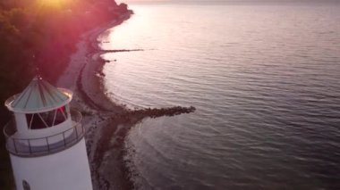 Danimarka 'da mavi su, deniz feneri, sahil ve orman elementleriyle güzel bir manzara..