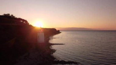 Danimarka 'da mavi su, deniz feneri, sahil ve orman elementleriyle güzel bir manzara..
