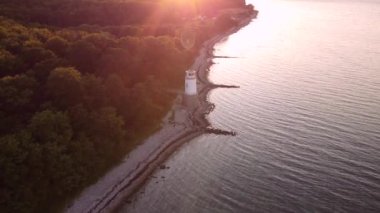 Danimarka 'da mavi su, deniz feneri, sahil ve orman elementleriyle güzel bir manzara..