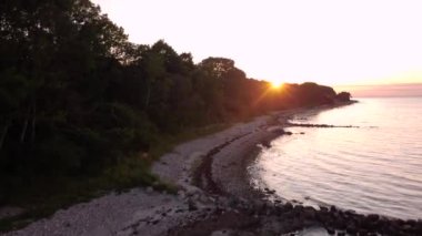 Danimarka 'da mavi su, deniz feneri, sahil ve orman elementleriyle güzel bir manzara..