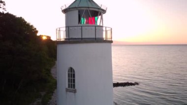 Danimarka 'da mavi su, deniz feneri, sahil ve orman elementleriyle güzel bir manzara..