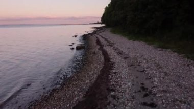 Danimarka 'da mavi su, deniz feneri, sahil ve orman elementleriyle güzel bir manzara..