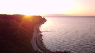 Danimarka 'da mavi su, deniz feneri, sahil ve orman elementleriyle güzel bir manzara..