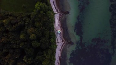Danimarka 'da mavi su, deniz feneri, sahil ve orman elementleriyle güzel bir manzara..