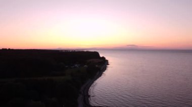 Danimarka 'da mavi su, deniz feneri, sahil ve orman elementleriyle güzel bir manzara..