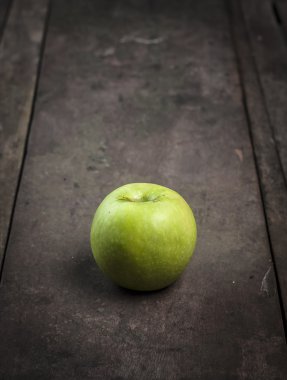 Ahşap arkaplanda yeşil elma