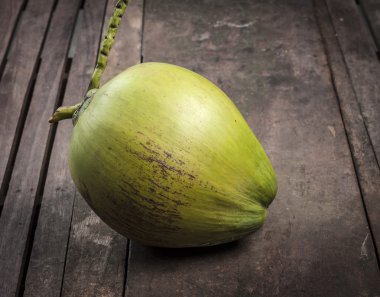 ahşap zemin üzerine yeşil Hindistan cevizi