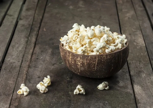 Popcorn v misce kokos — Stock fotografie