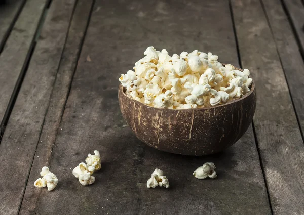 Pop corn in kokosnoot kom — Stockfoto