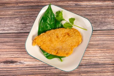 Ahşap masada Çin mutfağında kızarmış domuz pirzolası.