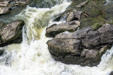 Nehir kıyısında kayalar ve su
