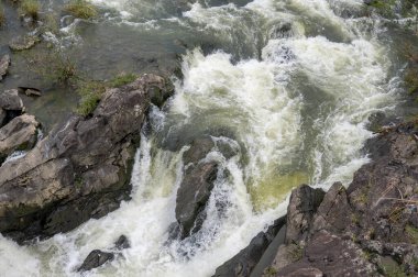 Nehir kıyısında kayalar ve su