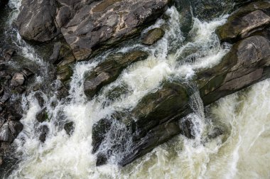 Nehir kıyısında kayalar ve su