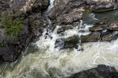 Nehir kıyısında kayalar ve su