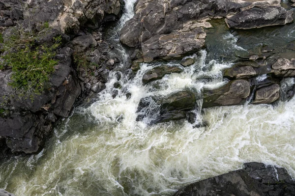 Nehir kıyısında kayalar ve su