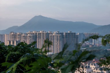 Yeşil ormanlar, bereketli şehirler ve uzak dağlar.