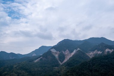 Uzaktaki dağlar sisle doluydu.