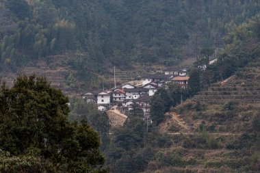 Derin dağların kırsal bölgeleri çok basit görünüyor.