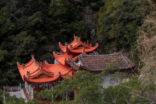 Templo Rojo Bosque Profundo —  Fotos de Stock