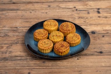 Tahta tahıl tabağının üzerinde ay çöreği var. Ay çörekleri 